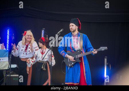 Prolisok Ukrainische Tanzgruppe treten auf der Global Festival Bühne beim Water Fest 2022 in Reading, Abbey Gardens, auf Stockfoto