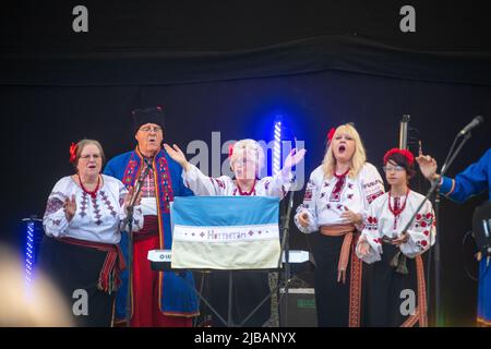 Prolisok Ukrainische Tanzgruppe treten auf der Global Festival Bühne beim Water Fest 2022 in Reading, Abbey Gardens, auf Stockfoto