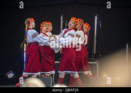 Prolisok Ukrainische Tanzgruppe treten auf der Global Festival Bühne beim Water Fest 2022 in Reading, Abbey Gardens, auf Stockfoto