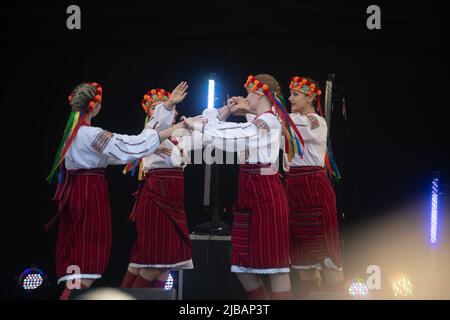 Prolisok Ukrainische Tanzgruppe treten auf der Global Festival Bühne beim Water Fest 2022 in Reading, Abbey Gardens, auf Stockfoto