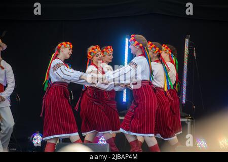 Prolisok Ukrainische Tanzgruppe treten auf der Global Festival Bühne beim Water Fest 2022 in Reading, Abbey Gardens, auf Stockfoto