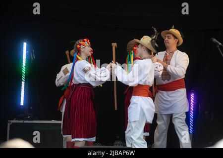 Prolisok Ukrainische Tanzgruppe treten auf der Global Festival Bühne beim Water Fest 2022 in Reading, Abbey Gardens, auf Stockfoto