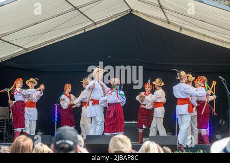 Prolisok Ukrainische Tanzgruppe treten auf der Global Festival Bühne beim Water Fest 2022 in Reading, Abbey Gardens, auf Stockfoto
