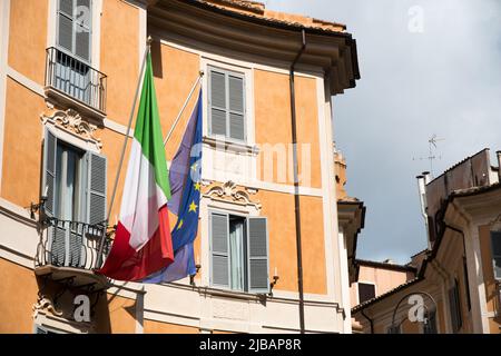 In Italien hängen tagsüber europäische und italienische Flaggen auf einem Balkon. Europa. Stockfoto