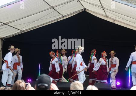 Prolisok Ukrainische Tanzgruppe treten auf der Global Festival Bühne beim Water Fest 2022 in Reading, Abbey Gardens, auf Stockfoto
