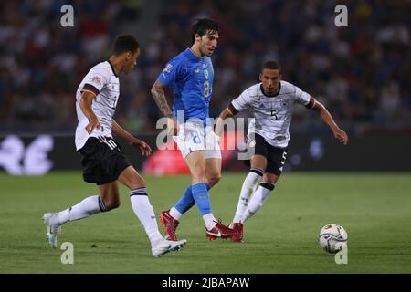 Bologna, Italien, 4.. Juni 2022. Sandro Tonali aus Italien spielt den Ball, während Jamal Musiala und Thilo Kehrer aus Deutschland während des Spiels der UEFA Nations League im Stadio Renato Dall'Ara in Bologna spielen. Bildnachweis sollte lauten: Jonathan Moscrop / Sportimage Stockfoto