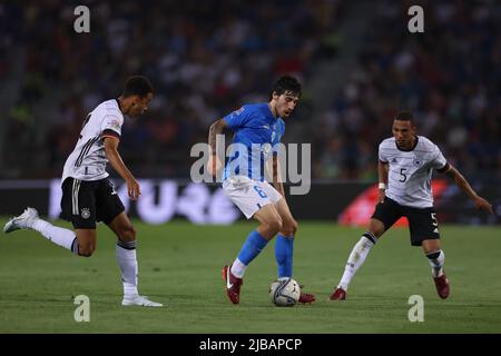 Bologna, Italien, 4.. Juni 2022. Sandro Tonali aus Italien spielt den Ball, während Jamal Musiala und Thilo Kehrer aus Deutschland während des Spiels der UEFA Nations League im Stadio Renato Dall'Ara in Bologna spielen. Bildnachweis sollte lauten: Jonathan Moscrop / Sportimage Stockfoto