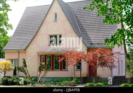 Der Ferienort Parnu in Estland mit schönen Holzhäusern mit dreieckigen Dächern Stockfoto