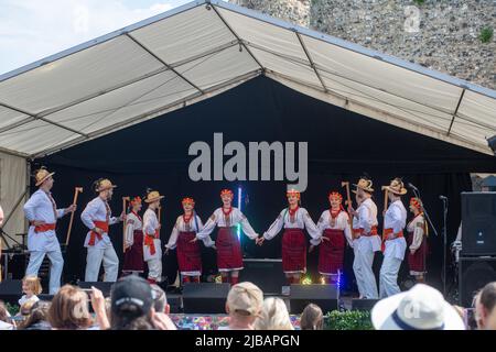 Prolisok Ukrainische Tanzgruppe treten auf der Global Festival Bühne beim Water Fest 2022 in Reading, Abbey Gardens, auf Stockfoto
