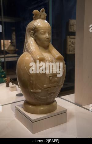 Leiden, Niederlande - 07. August 2021: Altes Alabaster Canopic-Glas mit Kopf von Osiris. Götter von Ägypten. Gefunden in Hadrians Villa in Tivoli, Italien. Roy Stockfoto