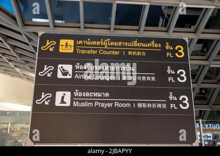 Lage des muslimischen Gebetsraums, öffentliche Informationen am Flughafen von Bangkok. BANGKOK, THAILAND - 01. JANUAR 2020 Stockfoto