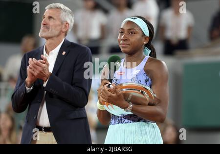 Finalistin Coco Gauff aus den USA, Gilles Moretton, Präsident des französischen Tennisverbands (links) bei der Siegerehrung der Frauen am 14. Tag von Roland-Garros 2022, French Open 2022, zweites Grand Slam Tennisturnier der Saison am 4. Juni 2022 im Roland-Garros-Stadion in Paris, Frankreich - Foto: Jean Catuffe/DPPI/LiveMedia Stockfoto