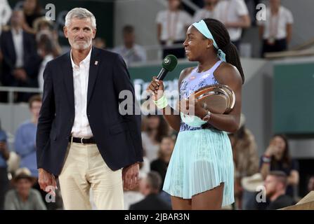 Finalistin Coco Gauff aus den USA, Gilles Moretton, Präsident des französischen Tennisverbands (links) bei der Siegerehrung der Frauen am 14. Tag von Roland-Garros 2022, French Open 2022, zweites Grand Slam Tennisturnier der Saison am 4. Juni 2022 im Roland-Garros-Stadion in Paris, Frankreich - Foto: Jean Catuffe/DPPI/LiveMedia Stockfoto