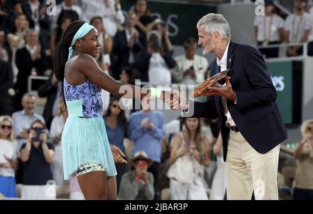 Finalistin Coco Gauff aus den USA, Gilles Moretton, Präsident des französischen Tennisverbands bei der Siegerehrung der Frauen am 14. Tag von Roland-Garros 2022, French Open 2022, zweites Grand Slam Tennisturnier der Saison am 4. Juni 2022 im Roland-Garros-Stadion in Paris, Frankreich - Foto: Jean Catuffe/DPPI/LiveMedia Stockfoto