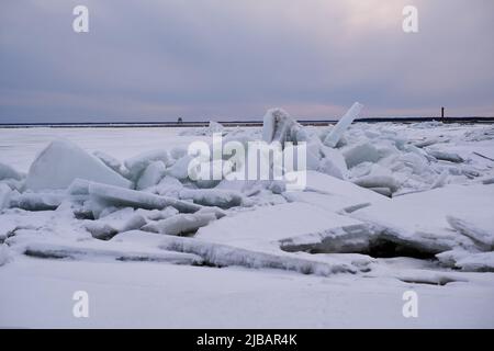 Die Eismassen, der Haufen der Eisfragmente auf der Ostsee, die Verdichtung der Eisdecke Stockfoto