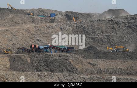 Delhi, Delhi, Indien. 4.. Juni 2022. Eine allgemeine Ansicht der Ghazipur-Deponie eine der Mülldeponien der Hauptstadt, die sich am Vorabend des Weltumwelttages am Stadtrand von Neu Delhi befindet. (Bild: © Kabir Jhangiani/Pacific Press via ZUMA Press Wire) Stockfoto