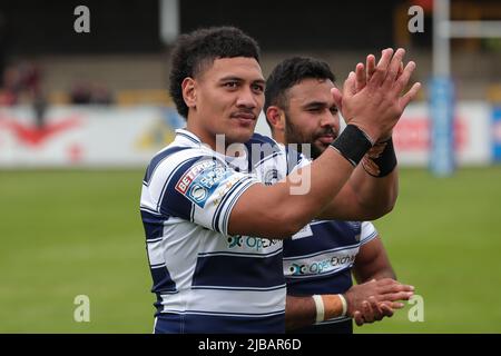 Patrick Mago #10 von Wigan Warriors klatscht in die Hände und applaudiert die Fans in Vollzeit Stockfoto