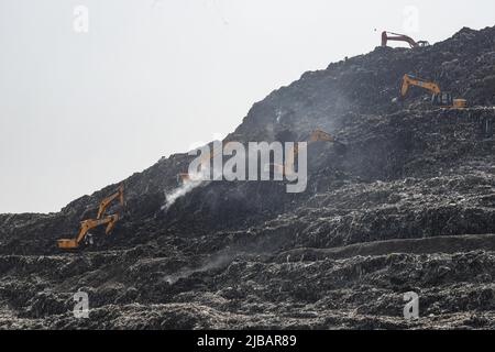 Delhi, Delhi, Indien. 4.. Juni 2022. Eine allgemeine Ansicht der Ghazipur-Deponie eine der Mülldeponien der Hauptstadt, die sich am Vorabend des Weltumwelttages am Stadtrand von Neu Delhi befindet. (Bild: © Kabir Jhangiani/Pacific Press via ZUMA Press Wire) Stockfoto