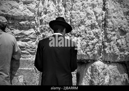 Jerusalem, Israel - 20. Mai 2009: Orthodoxer Jude in traditioneller Kleidung betet an der Westmauer in Jerusalem. Schwarzweiß-Fotografie Stockfoto