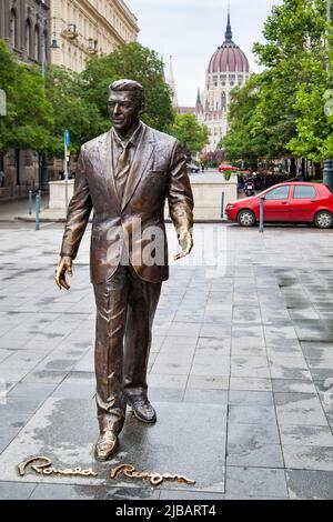 Budapest, Ungarn - 24. Juni 2014: Statue des ehemaligen US-Präsidenten Ronald Reagan von Istvan Mate (2011) im Zentrum des Liberty Square in Budapes Stockfoto