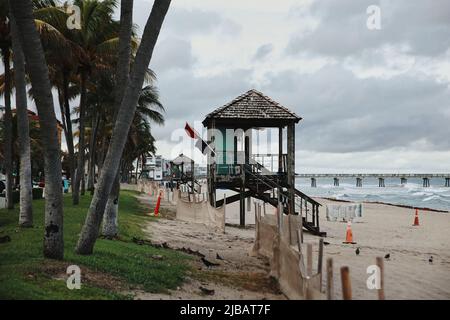 Pompano Beach, Florida, USA. 4.. Juni 2022. Überschwemmungen durch tropische Stürme in Süd-Florida, wie Wohnviertel, Tankstellen, Straßen, Kreuzungen am Pompano Beach, Coral Springs, Fort Lauderdale. Kredit: Yaroslav Sabitov/YES Market Media/Alamy Live Nachrichten Stockfoto