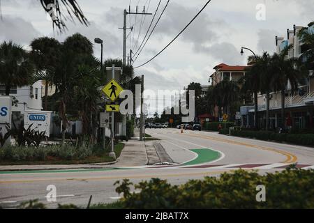 Pompano Beach, Florida, USA. 4.. Juni 2022. Überschwemmungen durch tropische Stürme in Süd-Florida, wie Wohnviertel, Tankstellen, Straßen, Kreuzungen am Pompano Beach, Coral Springs, Fort Lauderdale. Kredit: Yaroslav Sabitov/YES Market Media/Alamy Live Nachrichten Stockfoto