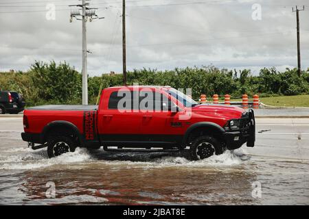 Pompano Beach, Florida, USA. 4.. Juni 2022. Überschwemmungen durch tropische Stürme in Süd-Florida, wie Wohnviertel, Tankstellen, Straßen, Kreuzungen am Pompano Beach, Coral Springs, Fort Lauderdale. Kredit: Yaroslav Sabitov/YES Market Media/Alamy Live Nachrichten Stockfoto