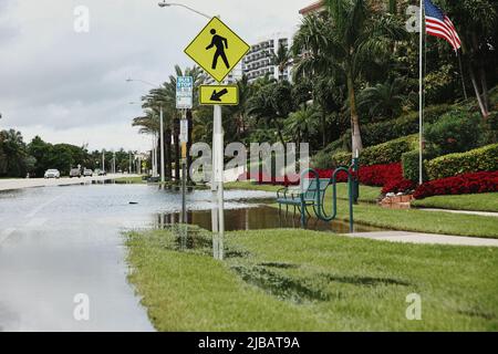 Pompano Beach, Florida, USA. 4.. Juni 2022. Überschwemmungen durch tropische Stürme in Süd-Florida, wie Wohnviertel, Tankstellen, Straßen, Kreuzungen am Pompano Beach, Coral Springs, Fort Lauderdale. Kredit: Yaroslav Sabitov/YES Market Media/Alamy Live Nachrichten Stockfoto