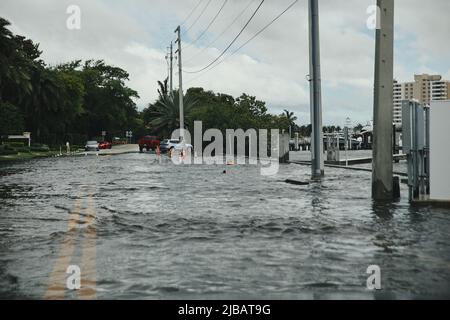 Pompano Beach, Florida, USA. 4.. Juni 2022. Überschwemmungen durch tropische Stürme in Süd-Florida, wie Wohnviertel, Tankstellen, Straßen, Kreuzungen am Pompano Beach, Coral Springs, Fort Lauderdale. Kredit: Yaroslav Sabitov/YES Market Media/Alamy Live Nachrichten Stockfoto