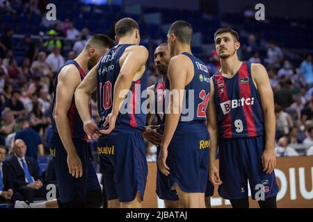 Madrid, Madrid, Spanien. 4.. Juni 2022. Bitci Baskonia Spieler während der Liga Endesa Playoff 2022 Halbfinalspiel 2 zwischen Real Madrid und Bitci Baskonia gefeiert im Wizink Center in Madrid (Spanien), 4. 2022. Juni. Real Madrid gewann 83 - 71 (Bildquelle: © Juan Carlos GarcÃ-A Mate/Pacific Press via ZUMA Press Wire) Stockfoto