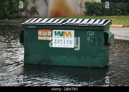 Pompano Beach, Florida, USA. 4.. Juni 2022. Überschwemmungen durch tropische Stürme in Süd-Florida, wie Wohnviertel, Tankstellen, Straßen, Kreuzungen am Pompano Beach, Coral Springs, Fort Lauderdale. Kredit: Yaroslav Sabitov/YES Market Media/Alamy Live Nachrichten Stockfoto