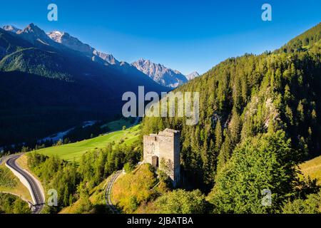 Alpen rund um das Dorf Ramosch und das Schloss Tschanüff (Graubünden, Schweiz). Es liegt im unteren Engadin-Tal am Inn River. Stockfoto