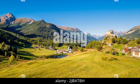 Berge rund um das Dorf und die Burg Tarasp (Grisons, Schweiz). Es liegt im Lower Engadine Valley am Inn River in der Nähe von Scuol Stockfoto