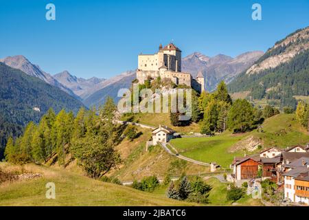 Berge rund um das majestätische Schloss Tarasp (Grisons, Schweiz). Es liegt im Lower Engadine Valley am Inn River in der Nähe von Scuol. Stockfoto