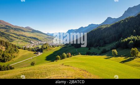 Berge rund um Scuol, ein Dorf im Kanton Grisons, Schweiz. Es liegt im unteren Engadintal am Inn River. Stockfoto