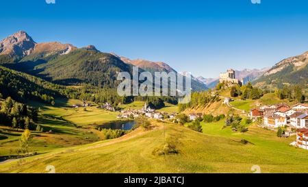 Berge rund um das Dorf und die Burg Tarasp (Grisons, Schweiz). Es liegt im Lower Engadine Valley am Inn River in der Nähe von Scuol Stockfoto