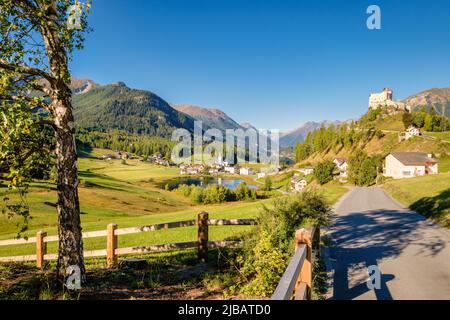 Berge rund um das Dorf und die Burg Tarasp (Grisons, Schweiz). Es liegt im Lower Engadine Valley am Inn River in der Nähe von Scuol Stockfoto