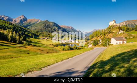 Berge rund um das Dorf und die Burg Tarasp (Grisons, Schweiz). Es liegt im Lower Engadine Valley am Inn River in der Nähe von Scuol Stockfoto