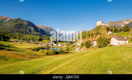 Berge rund um das Dorf und die Burg Tarasp (Grisons, Schweiz). Es liegt im Lower Engadine Valley am Inn River in der Nähe von Scuol Stockfoto