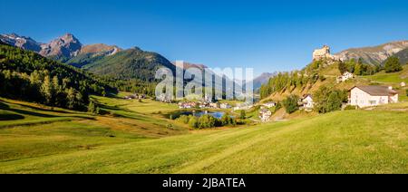 Berge rund um das Dorf und die Burg Tarasp (Grisons, Schweiz). Es liegt im Lower Engadine Valley am Inn River in der Nähe von Scuol Stockfoto