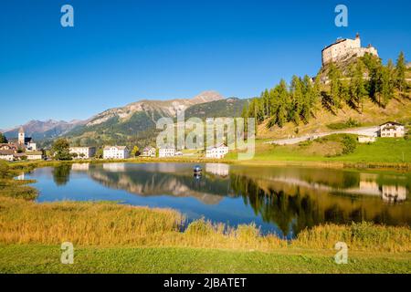 Schloss Tarasp über dem Dorf Tarasp und Taraspsee oder Lai da Tarasp (Grisons, Schweiz). Es ist ein Schweizer Kulturerbe von nationaler Bedeutung. Stockfoto