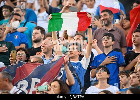 4.. Juni 2022; Renato Dall'Ara Stadium, Bologna, Italia; Spiel der UEFA Nations League; Italien gegen Deutschland; Italiens Anhänger Stockfoto