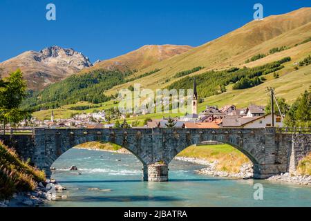 Die berühmte Stone Inn Bridge (Inn Brücke) über den Fluss Inn befindet sich in der Nähe des Dorfes S-chanf im oberen Engadine Valley (Grisons, Schweiz) Stockfoto