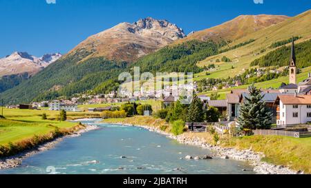 Das Dorf S-chanf im oberen Engadintal (Grisons, Schweiz), von der Stone Inn Bridge (Inn Brücke) über dem Fluss Inn aus gesehen Stockfoto