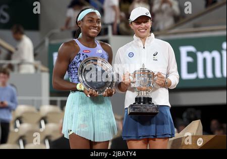 Sieger IGA Swiatek aus Polen, Finalistin Coco Gauff aus den USA (links) bei der Siegerehrung der Frauen am 14. Tag von Roland-Garros 2022, French Open 2022, zweites Grand Slam Tennisturnier der Saison am 4. Juni 2022 im Roland-Garros-Stadion in Paris, Frankreich - Foto: Jean Catuffe/DPPI/LiveMedia Stockfoto