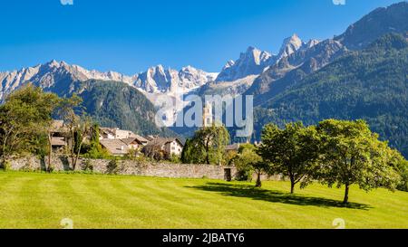 Schöner Herbstblick auf das wunderschöne Dorf Soglio, das sich auf dem Berg an der Nordseite des Val Bregaglia (Grisons, Schweiz) befindet Stockfoto