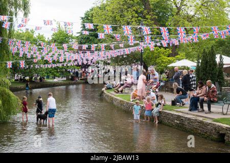 Cotswold Englisches idyllisches Dorf, dekoriert mit Verpflaffen für die Feier des Platin-Jubiläums der Königin Stockfoto