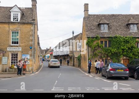 Bourton an der Wasserstraße mit der Cotswold Destillerie Stockfoto