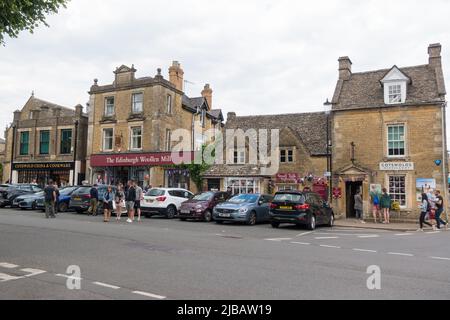 Bourton an der Wasserstraße mit der Cotswold Destillerie Stockfoto