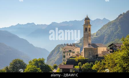 Schöner Herbstblick auf das wunderschöne Dorf Soglio, das sich auf einem Berg an der Nordseite von Val Bregaglia (Grisons, Schweiz) befindet. Stockfoto